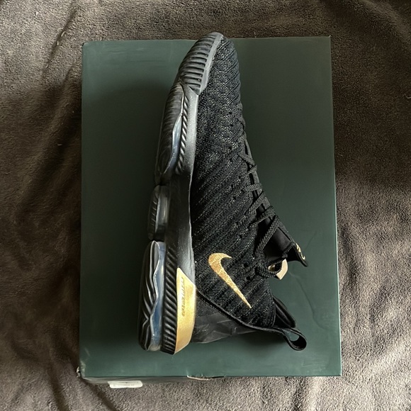 Nike 2018 Lebron 16 XVI I'm King Black Gold Sneakers for Men BQ5989-007 Size 13 - Picture 4 of 8